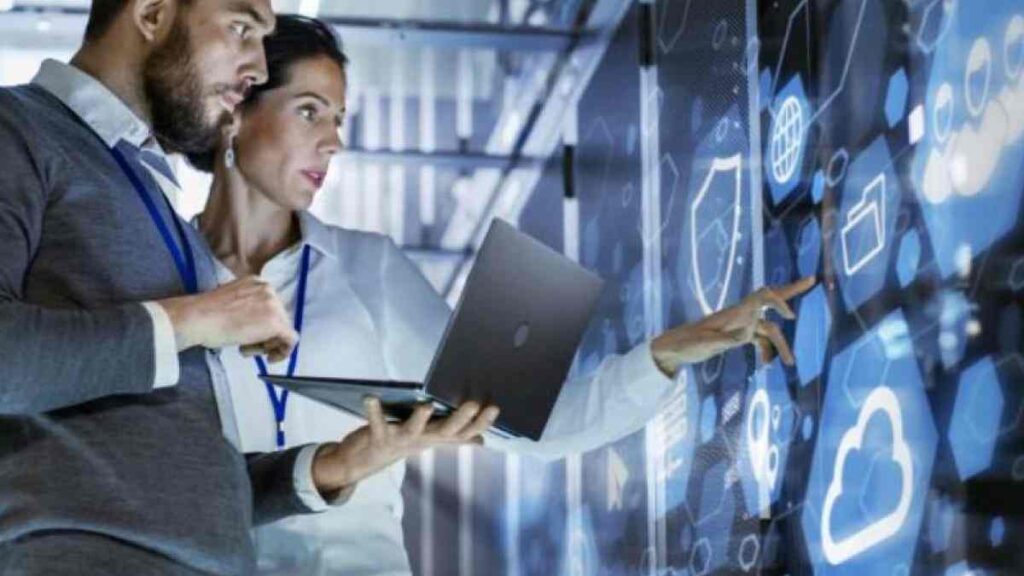 un homme et une femme qui analyse les paramétrage de sécurité d'un système informatique d'entreprise